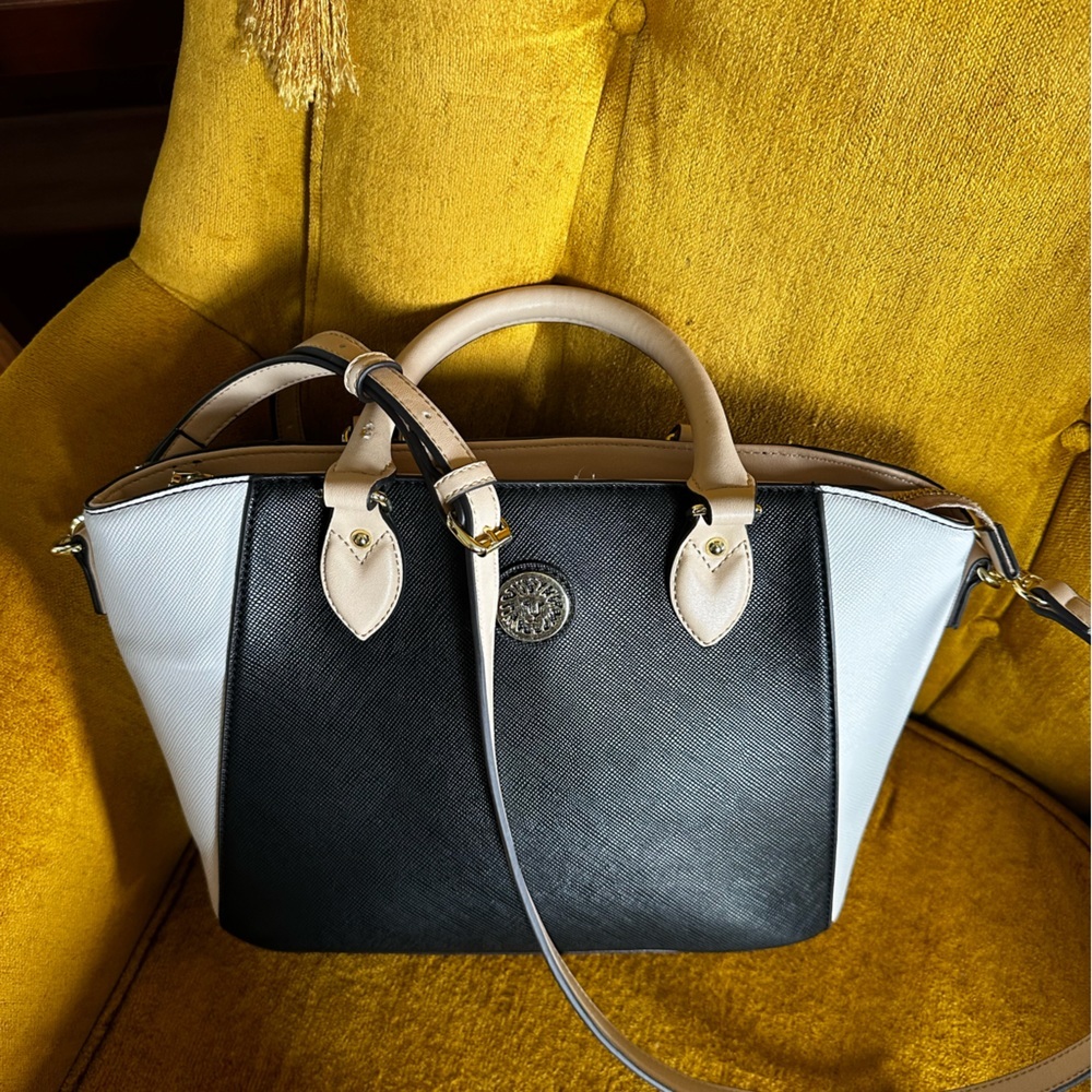 Gorgeous GUC Anne Klein cross body